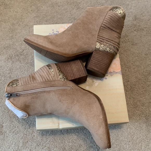 Gypsy taupe booties. - Picture 4 of 8